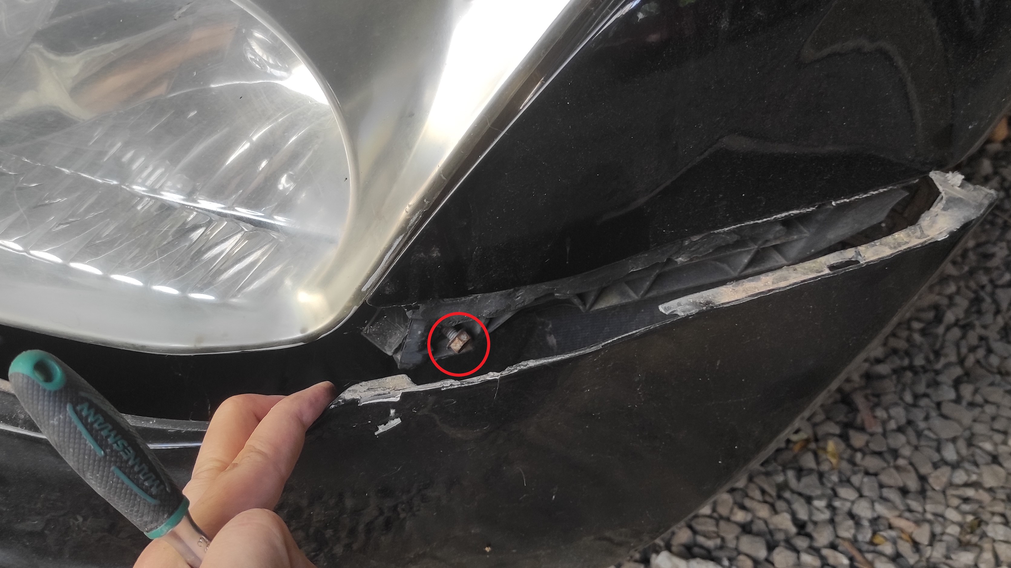 suzuki swift front bumber hidden bolt for headlights
Скрит болт за фаровете зад предната броня на suzuki swift.