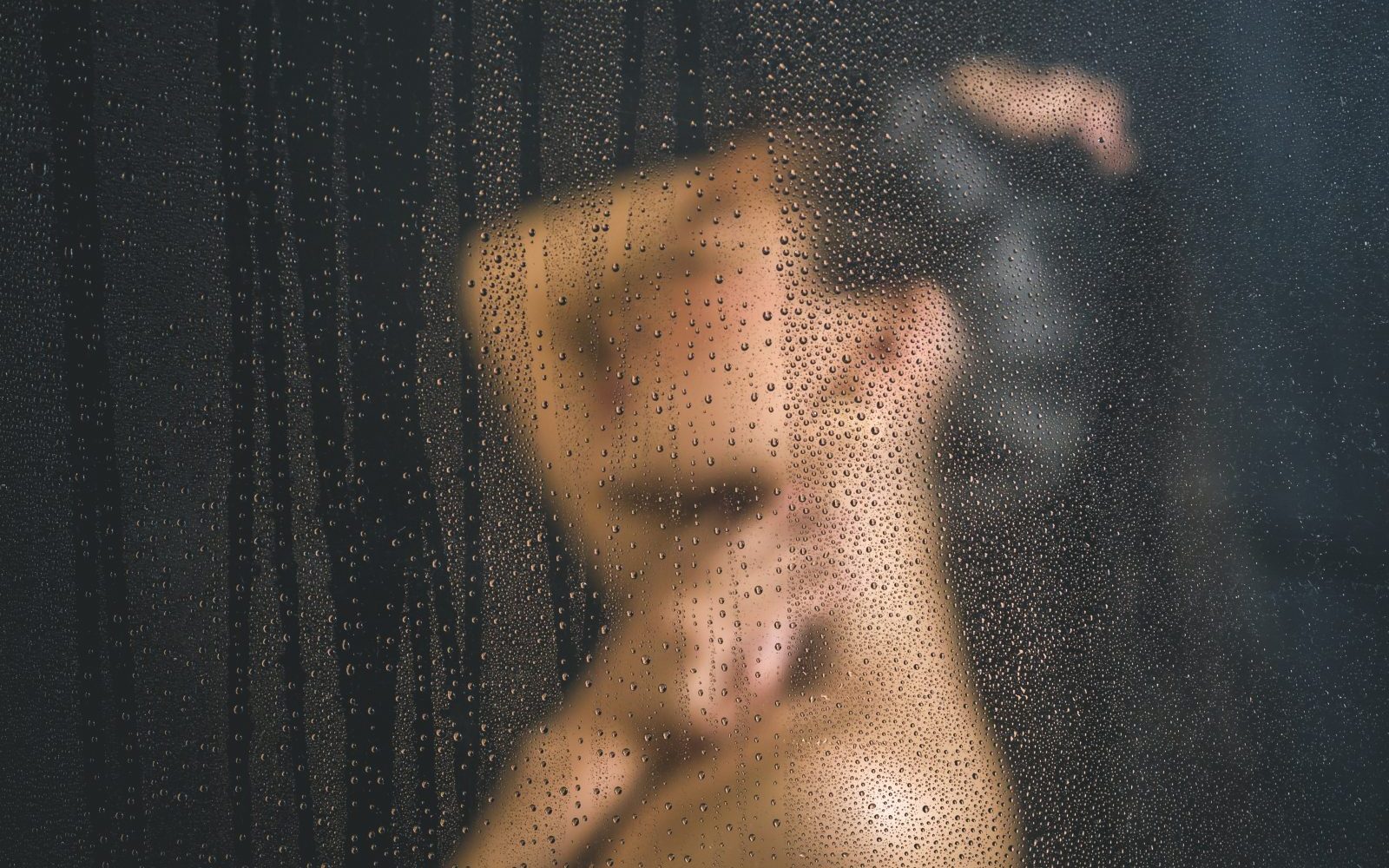 Жена се къпе зад потно стъкло woman bathing behind glass