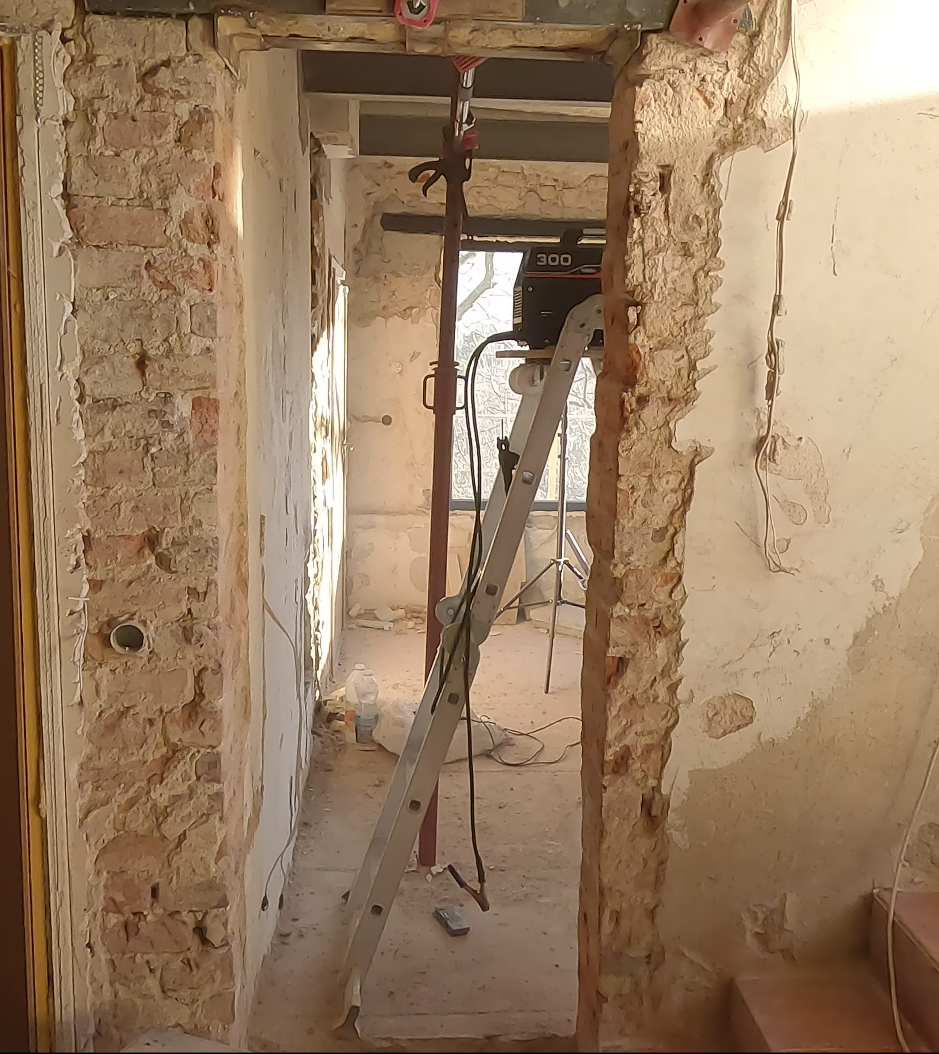Отвор в стена за врата. wall opening for door
